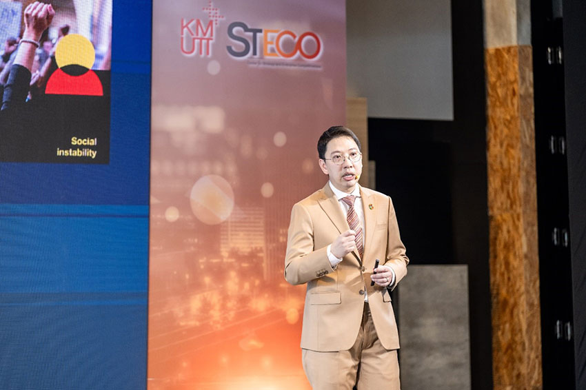 ผู้ช่วยศาสตราจารย์ ดร.วัชรพจน์ ทรัพย์สงวนบุญ ผู้อำนวยการศูนย์กลยุทธ์และความสามารถทางการแข่งขันองค์กร