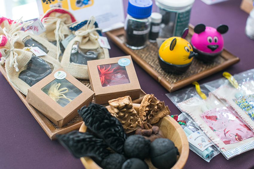 ถ่านจากเปลือกผลไม้ และผลิตภัณฑ์ที่ได้จากโครงการ