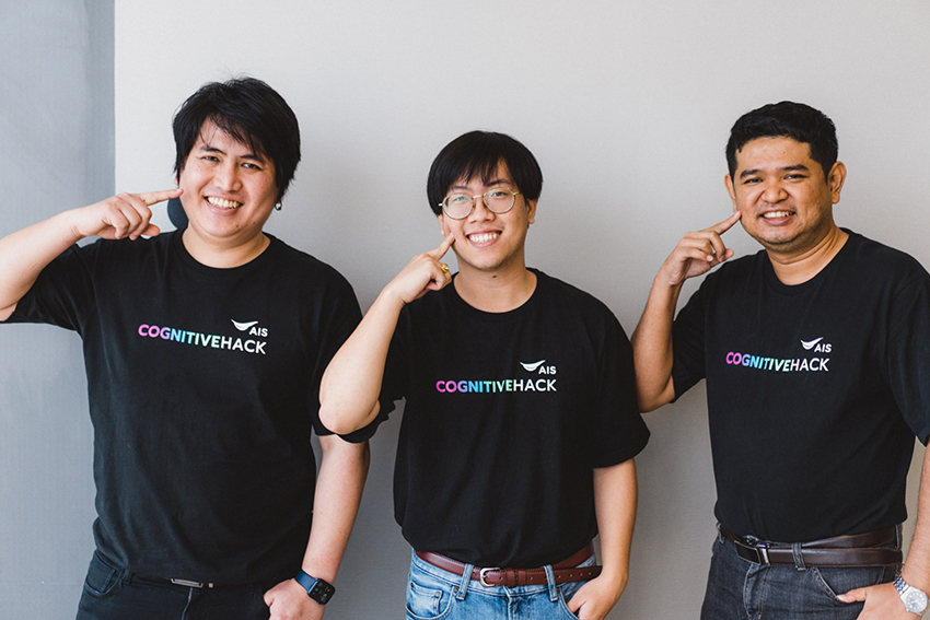สมาชิกทีม REN-NE ผู้ชนะการแข่งขันในโครงการ AIS Cognitive Hack