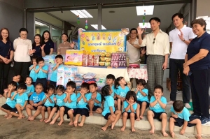 คุณกฤษณ์ควงน้องณภัทร จากครอบครัว “ณรงค์เดช” มอบเสื้อผ้าใหม่ อุปกรณ์การเรียนรู้ และของใช้จำเป็นให้แก่เด็กๆ ณ มูลนิธิเด็กอ่อนในสลัม ในพระอุปถัมภ์ฯ ทำสิ่งดีดีเพื่อสังคมอย่างต่อเนื่อง