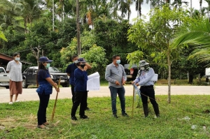 เริ่มแล้วตักแรก &quot;โคก หนอง นา พัฒนาชุมชน&quot; พื้นที่อำเภอละอุ่น จังหวัดระนอง