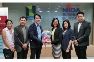 ผู้บริหารพร้อมทีมงาน SIAM  ICO และนิตยสาร MBA  ร่วมแสดงความยินดี คณบดีคนใหม่ คณะบริหารธุรกิจ NIDA