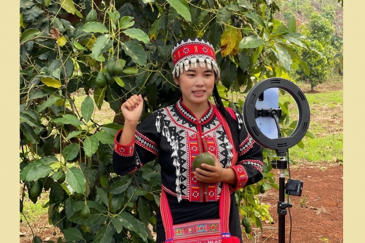 'กรรณิกา'หญิงสาวชาวลาหู่ ถ่ายทอดวิถีชีวิตชนเผ่า สร้างตลาดออนไลน์ผ่านโครงการ ดีแทค เน็ตทำกิน