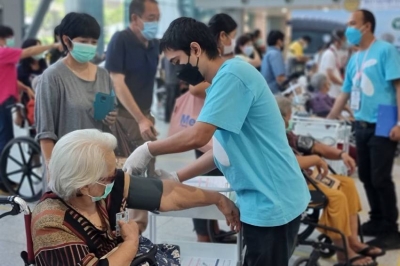 สธ. ลดวิกฤตเสียชีวิต เร่งปูพรมฉีดวัคซีนผู้สูงวัยเต็มที่  เปิดให้ผู้สูงอายุ 60 ปีขึ้นไป ลงทะเบียนฉีดวัคซีนเพิ่มได้ ตั้งแต่จันทร์ที่ 12 ก.ค.นี้  ผ่าน 4 ค่ายมือถือ AIS, TRUE, dtac, NT พร้อมเริ่มฉีดตั้งแต่ 16-31 ก.ค.  ณ ศูนย์ฉีดวัคซีนกลางบางซื่อ