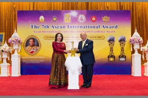 ผู้นำการศึกษาไทย&ndash;จีน รับ 2 รางวัลสำคัญ ณ กระทรวงศึกษาธิการ