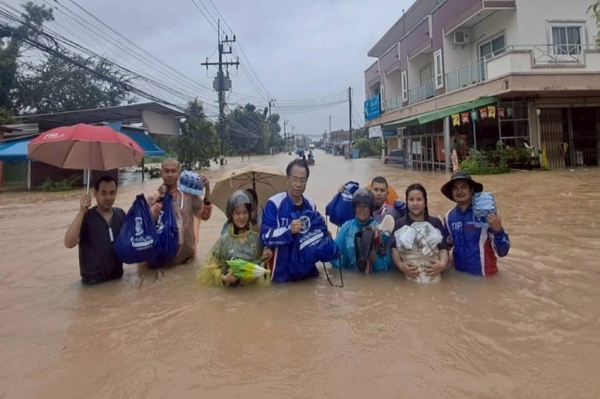 ทิพยประกันภัยช่วยเหลือผู้ประสบภัยน้ำท่วมหาดใหญ่ พร้อมมอบถุงยังชีพ เร่งจ่ายสินไหม