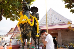 “ดร.เอ้ สุชัชวีร์” เดินสายไหว้สิ่งศักดิ์สิทธิ์ ย่านตลาดพลู