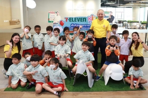 สิงหาคม บอกรักแม่ 7 Kids Club จัดกิจกรรมรังสรรค์ของขวัญสุดคิ้วท์ ของน้องๆ รร. อนุบาลบ้านครู