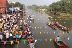 หนึ่งปีมีครั้งเดียว!! ตักบาตรท้องน้ำวัดสุวรรณาราม