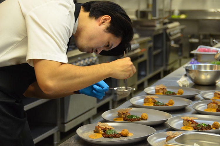 “เรียนรู้จากประสบการณ์จริง” นศ.ป.โท วิทยาลัยดุสิตธานี จัด Chef Table เมืองสมุทร สุดปราการ